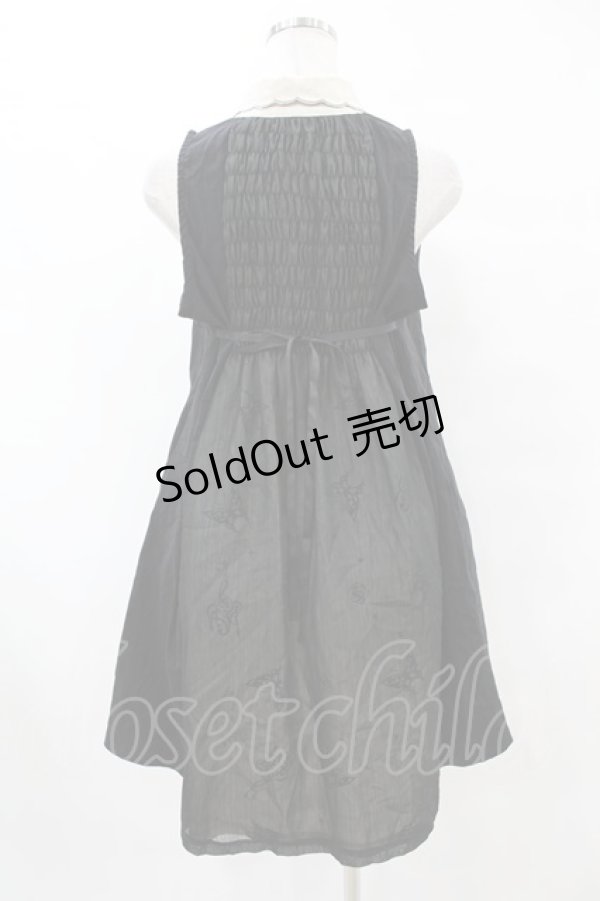 画像2: HONEY / 蝶刺繍レイヤード風ノースリーブシャツワンピース  グレージュ×黒 H-25-07-20-038-HN-OP-KB-ZH (2)
