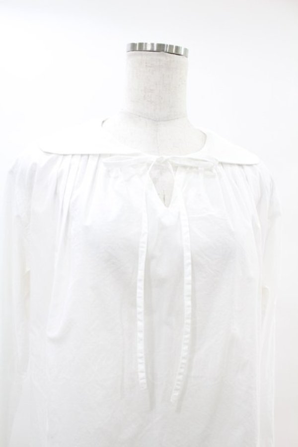 Jane Marple / フラワーレースとピンタックのブラウス  オフ×ブルー H-25-06-28-051-JM-BL-KB-ZH Jane Marple Dans Le Salon / レースピンタックブラウス