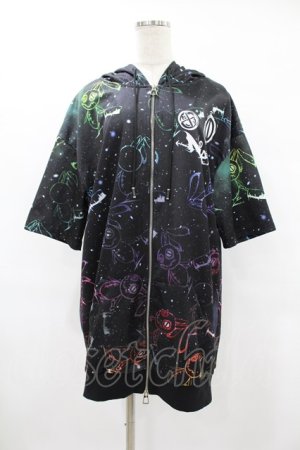 画像: NieR Clothing / 総柄半袖ZIPパーカー  黒 H-25-08-04-1053-PU-TO-KB-ZH
