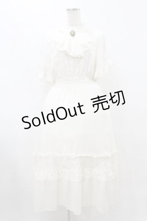 画像: axes femme / カメオ付フレア袖ワンピース Free 生成り H-25-08-15-1042-AX-OP-NS-ZH