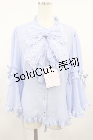 画像: metamorphose / 【プラスサイズ】スタンドカラーフリルリボン姫袖ブラウス プラスサイズ サックス H-25-08-18-1023-ME-BL-NS-ZH