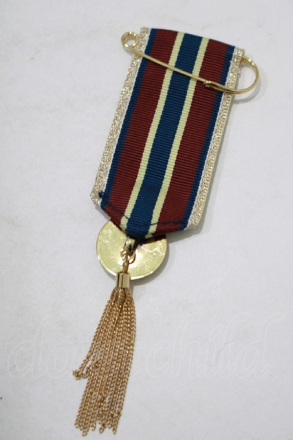 画像2: ALICE and the PIRATES / チェーンタッセル付きメダルピン  ゴールド H-25-08-23-063-PA-AC-NS-ZH (2)