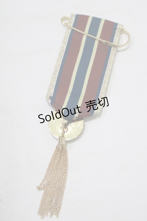 画像2: ALICE and the PIRATES / チェーンタッセル付きメダルピン  ゴールド H-25-08-23-063-PA-AC-NS-ZH (2)