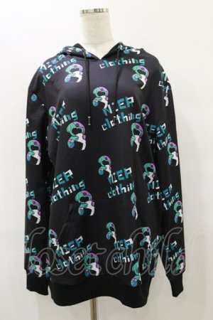 画像: NieR Clothing / 総柄プルパーカー  黒 H-25-08-25-1022-PU-TO-KB-ZH