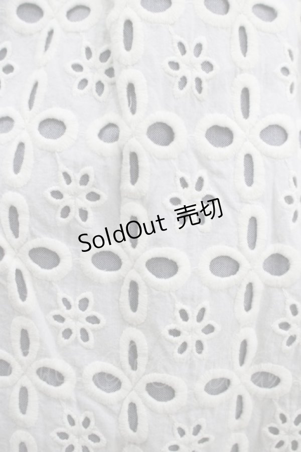 画像4: Shirley Temple / カットワークデニムワンピース 160 ブルー×オフホワイト H-25-09-04-059-ET-OP-KB-ZH (4)