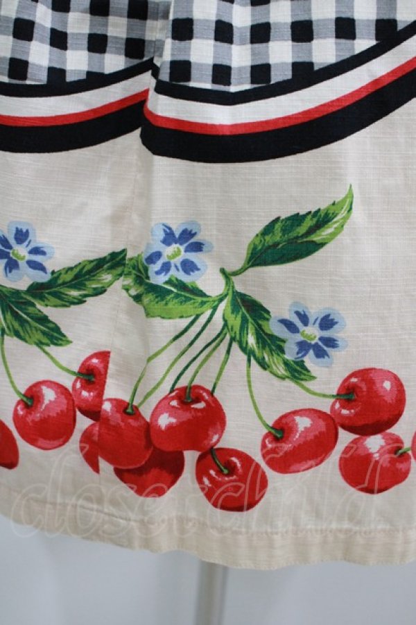 画像4: Emily Temple cute / ギンガムチェリーノースリーブワンピース  クロ H-25-09-20-010-ET-OP-KB-ZT073 (4)