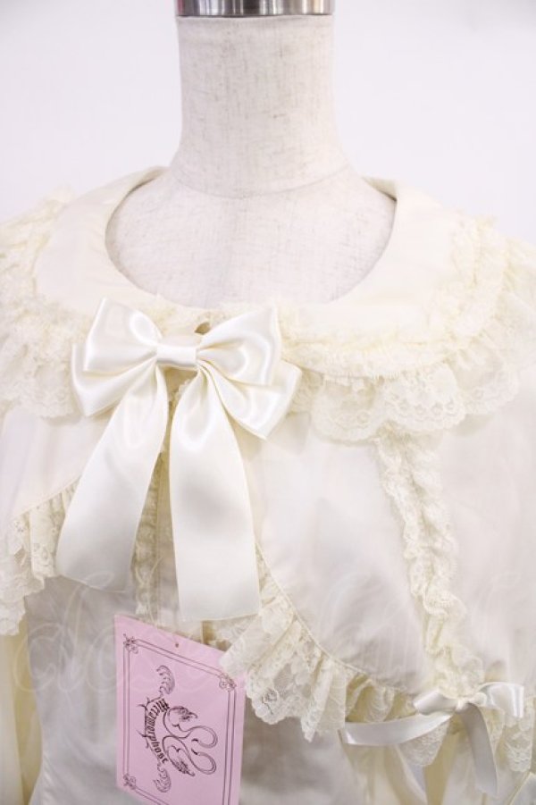 画像4: metamorphose / 【プラスサイズ】ケープ付き丸襟ブラウス プラスサイズ アイボリー H-25-09-26-1030-ME-BL-NS-ZH (4)