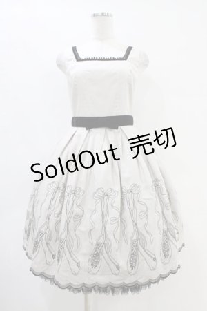 画像: Emily Temple cute / トゥーシューズ刺繍リボンベルト付ノースリーブワンピース  グレー H-25-10-02-024-ET-OP-KB-ZH