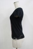 画像2: Angelic Pretty / グリッターリボンレースプリントTシャツ Free ブラック/ピンク H-25-11-02-1065-AP-TS-NS-ZH (2)