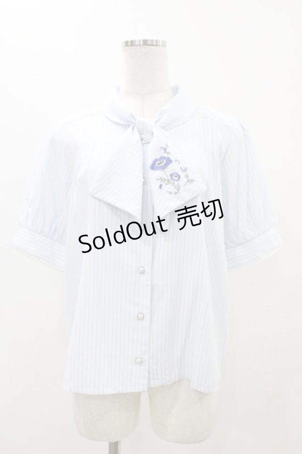 画像1: axes femme / ネモフィラ刺繍リボンブラウス Free サックスストライプ H-25-11-16-1042-AX-BL-NS-ZH (1)