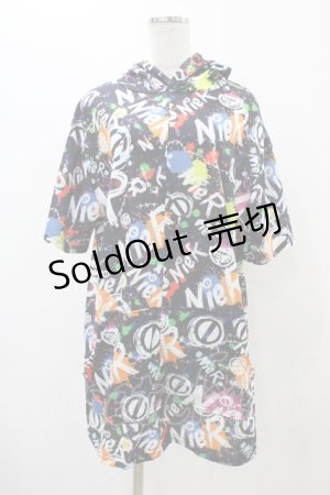 画像: NieR Clothing / 総柄半袖プルパーカー  ブラック H-25-11-19-1042-PU-TO-KB-ZT379