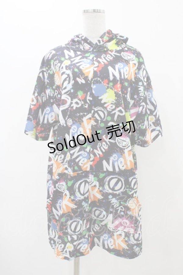 画像1: NieR Clothing / 総柄半袖プルパーカー  ブラック H-25-11-19-1042-PU-TO-KB-ZT379 (1)