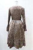 画像2: MARBLE / アンティークブローチ付きベルスリーブワンピース  スモーキーベージュ H-25-12-09-1034-GO-OP-KB-ZH (2)