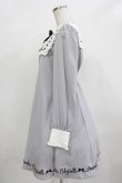 画像2: Amavel / メッセージ刺繍ヨーク切替ワンピース Free グレー H-25-12-12-1032-CA-OP-NS-ZH (2)