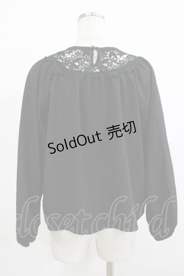 画像3: Fi.n.t / フラワーレース切り替えリボンブラウス Free BLACK H-25-12-13-1041-CA-BL-NS-ZH (3)