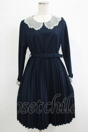 画像: Fi.n.t / レース衿アコーディオンプリーツワンピース Free ネイビー H-25-12-19-030-CA-OP-NS-ZH