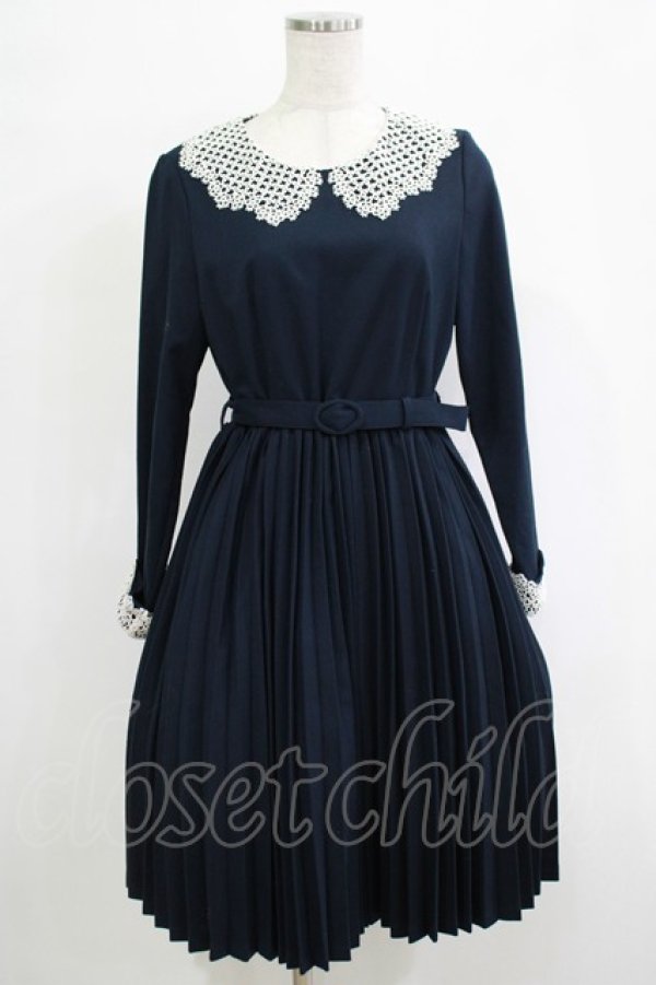 画像1: Fi.n.t / レース衿アコーディオンプリーツワンピース Free ネイビー H-25-12-19-030-CA-OP-NS-ZH (1)