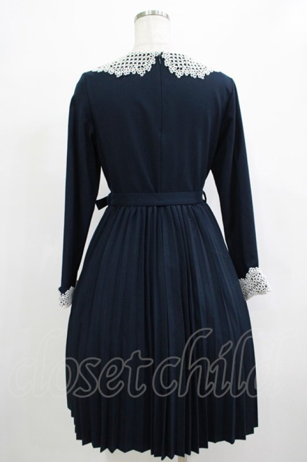 画像3: Fi.n.t / レース衿アコーディオンプリーツワンピース Free ネイビー H-25-12-19-030-CA-OP-NS-ZH (3)