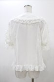 画像2: Angelic Pretty / 襟ロゴ刺繍袖フリルブラウス Free シロ H-26-01-05-1042-AP-BL-NS-ZH (2)