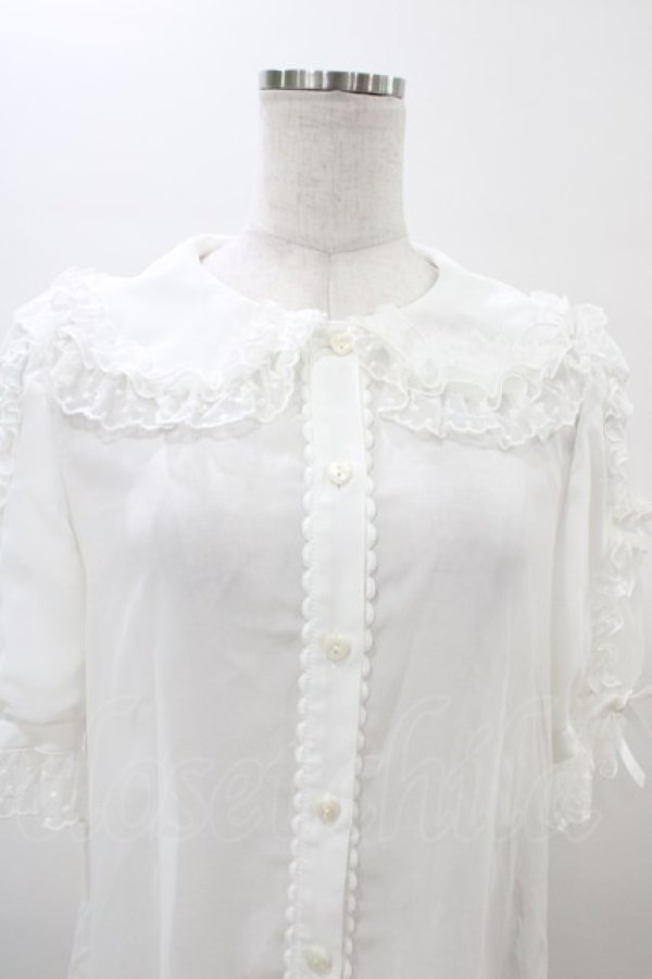 画像4: Angelic Pretty / 襟ロゴ刺繍袖フリルブラウス Free シロ H-26-01-05-1042-AP-BL-NS-ZH (4)