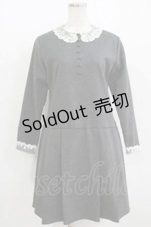 画像: F i.n.t / オーガンジー襟プリーツワンピース Free グレー H-26-01-07-029-CA-OP-NS-ZH