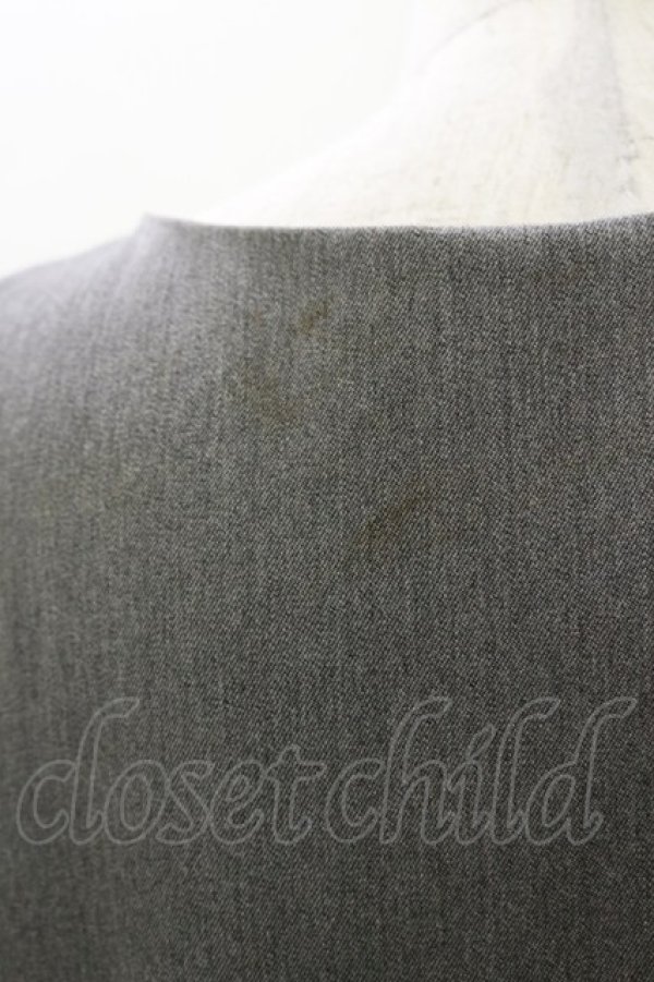 画像3: Fi.n.t / ビットフラップVネックジャンパースカート Free GRAY H-26-01-08-084-CA-OP-NS-ZH (3)