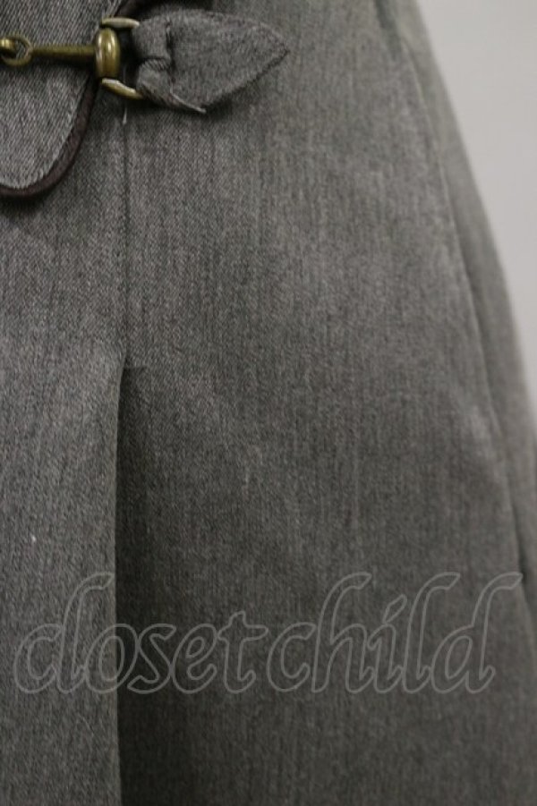 画像4: Fi.n.t / ビットフラップVネックジャンパースカート Free GRAY H-26-01-08-084-CA-OP-NS-ZH (4)