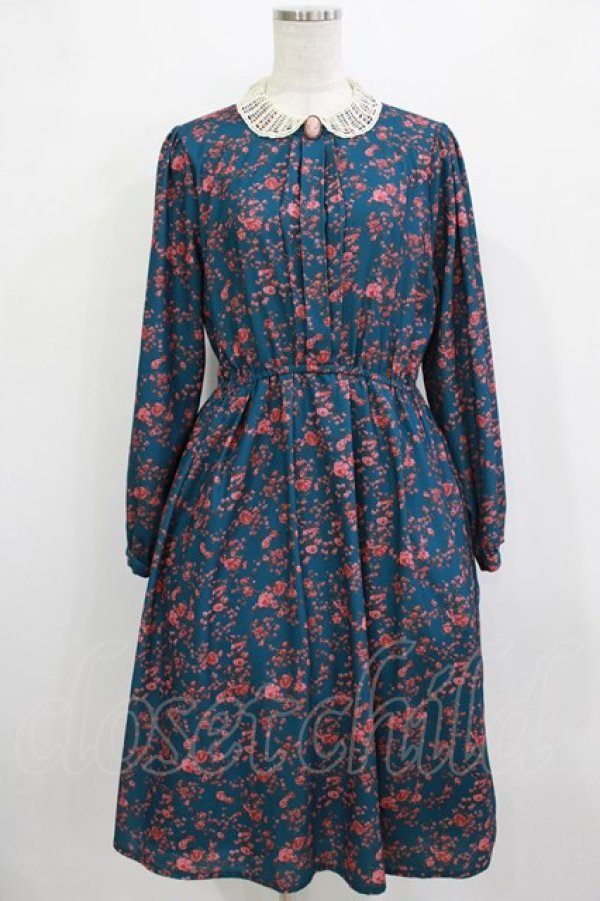 画像1: an another angelus / カメオブローチ付き壁紙花柄ワンピース Free GREEN H-26-01-20-015-CA-OP-NS-ZH (1)