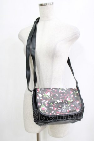 画像: PINK HOUSE / メリーストロベリー柄ショルダーバッグ  ブラック H-26-01-22-1079-LO-BG-NS-ZH