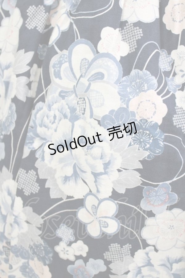 画像4: metamorphose / 和柄コサージュ付ジャンパースカート Free ネイビー H-26-01-24-004-ME-OP-NS-ZH (4)