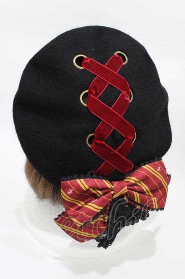 画像2: ATELIER PIERROT / ハリー・ポッター リボンブローチ付きレースアップベレー帽  グリフィンドール（レッド） H-26-01-25-1003-EL-AC-KB-ZH (2)