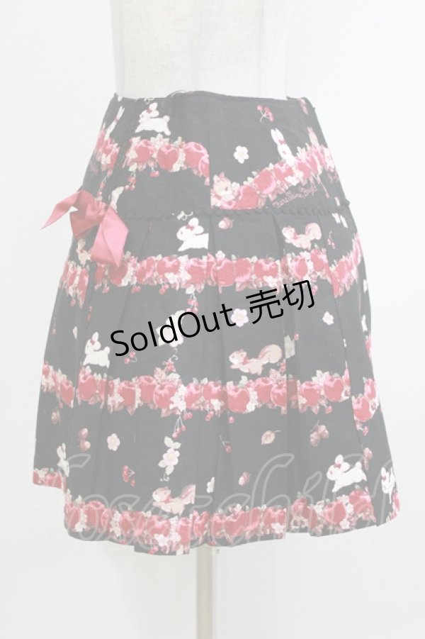 画像2: BABY,THE STARS SHINE BRIGHT / Pomme rouge〜うさぎとりすのりんごの森〜柄プリーツスカート Free ブラック H-26-01-26-1003-BA-SK-NS-ZH (2)