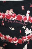画像4: BABY,THE STARS SHINE BRIGHT / Pomme rouge〜うさぎとりすのりんごの森〜柄プリーツスカート Free ブラック H-26-01-26-1003-BA-SK-NS-ZH (4)
