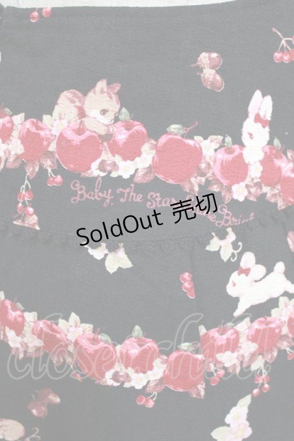 画像4: BABY,THE STARS SHINE BRIGHT / Pomme rouge〜うさぎとりすのりんごの森〜柄プリーツスカート Free ブラック H-26-01-26-1003-BA-SK-NS-ZH (4)