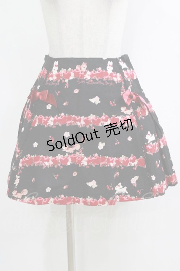 画像1: BABY,THE STARS SHINE BRIGHT / Pomme rouge〜うさぎとりすのりんごの森〜柄プリーツスカート Free ブラック H-26-01-26-1003-BA-SK-NS-ZH (1)