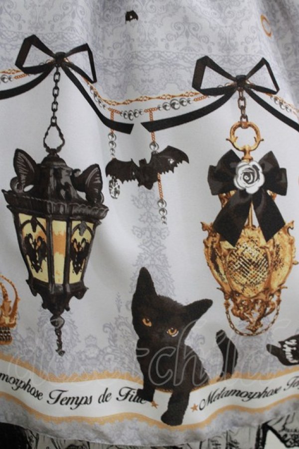 画像4: metamorphose / 【プラスサイズ】まいごの子猫と魔法のランタン フロントあきダブルレースアップジャンパースカート プラスサイズ グレー H-26-02-05-1009-ME-OP-NS-ZH (4)