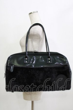 画像: BLACK MORAL / ファーエナメルボストンバッグ  黒 H-26-02-10-068-PU-BG-AK-ZH