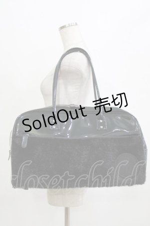 画像: BLACK MORAL / ファーエナメルボストンバッグ  黒 H-26-02-10-068-PU-BG-AK-ZH