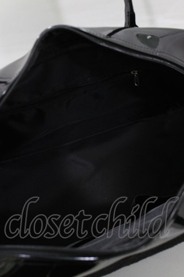 画像2: BLACK MORAL / ファーエナメルボストンバッグ  黒 H-26-02-10-068-PU-BG-AK-ZH (2)