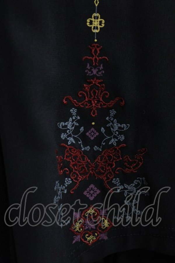 画像4: Ozz oneste / 霧蝶刺繍入り袴風プリーツスカート  黒×赤 H-26-02-11-019-OO-SK-KB-ZH (4)