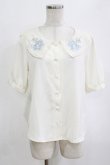 画像1: Fi.n.t / デルフィニウム刺繍ビッグカラーブラウス Free WHITE×BL H-26-02-12-051-CA-BL-NS-ZH (1)