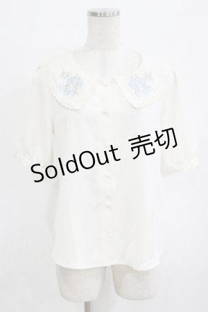 画像: Fi.n.t / デルフィニウム刺繍ビッグカラーブラウス Free WHITE×BL H-26-02-12-051-CA-BL-NS-ZH