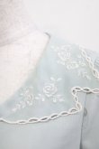 画像4: an another angelus / ローズ刺繍ハシゴカットワーク衿ブラウス Free MINT H-26-02-23-040-CA-BL-NS-ZH (4)