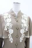 画像4: Innocent World / つる薔薇レースケープ付きショートコート L モカ×生成/Mocha×Beige/ボルドー×生成/Bordeaux×Beige H-26-03-01-1050-IW-CO-NS-ZH (4)