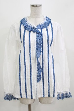 画像: Jane Marple / フラワーレースとピンタックのブラウス  オフ×ブルー H-26-03-02-058-JM-BL-KB-ZH