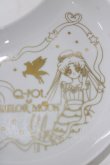 画像2: Q-pot. / 描き下ろしアートの月型プレート  白×ゴールド H-26-03-06-071-QP-ZA-AK-ZH (2)