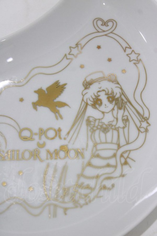 画像2: Q-pot. / 描き下ろしアートの月型プレート  白×ゴールド H-26-03-06-071-QP-ZA-AK-ZH (2)