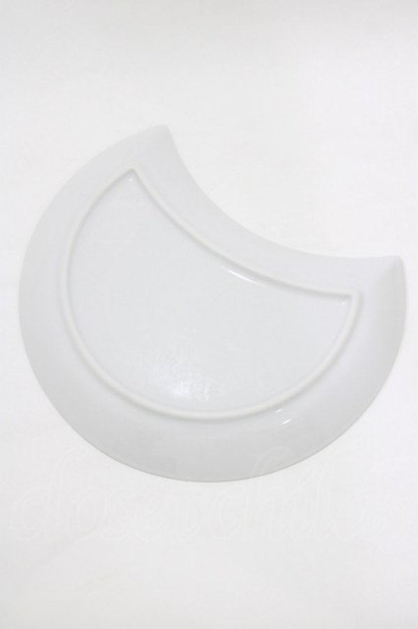 画像4: Q-pot. / 描き下ろしアートの月型プレート  白×ゴールド H-26-03-06-071-QP-ZA-AK-ZH (4)