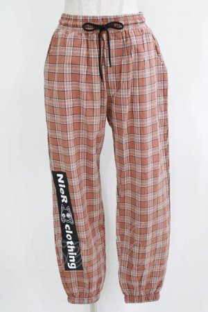 画像: NieR Clothing / ロゴプリントチェックパンツ F 茶 H-26-03-09-1016-PU-PA-AK-ZH