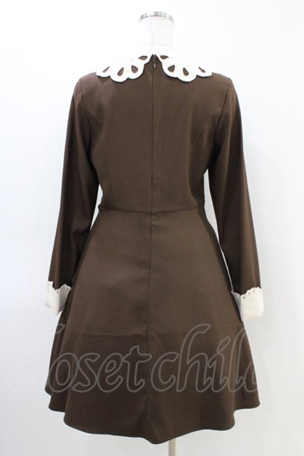 画像2: Fi.n.t / カットワーククレリック襟ワンピース Free ブラウン H-26-03-11-033-CA-OP-NS-ZH (2)